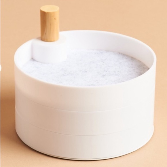 The 2BANDITS Tiered Catchall Plastic Tray. - Picture 4 of 9